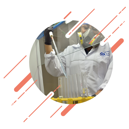 Imagen de estudiante en laboratorio con una probeta en la mano para la área de Química de la Universidad de Ibagué
